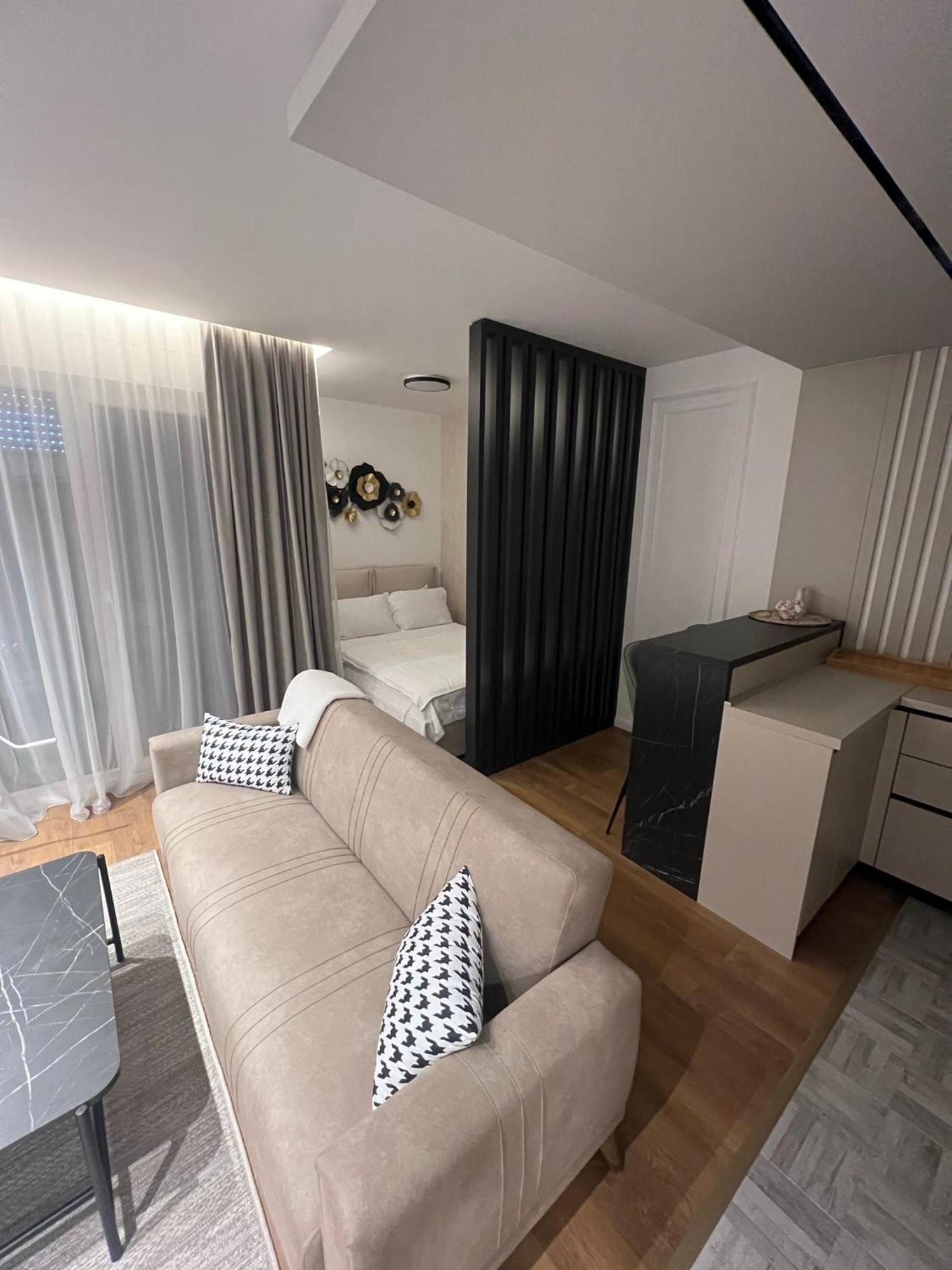 Apartment The 77 *
